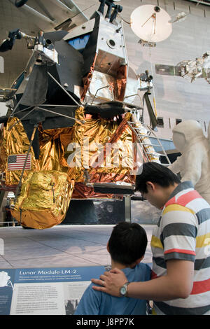 Père et fils d'oeil à un module lunaire, qui débarqua des hommes sur la lune dans le programme Apollo, à la Nat. Air & Space Museum, Washington, DC. Banque D'Images