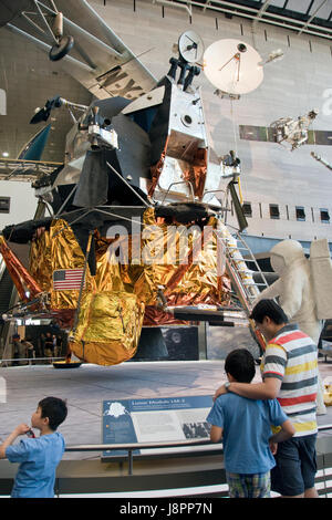 Père et fils d'oeil à un module lunaire, qui débarqua des hommes sur la lune dans le programme Apollo, à la Nat. Air & Space Museum, Washington, DC. Banque D'Images