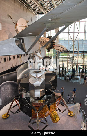 Lindbergh's Spirit of Saint Louis est suspendu au-dessus d'un module lunaire, qui a atterri sur la lune les hommes dans le programme Apollo, Nat. Air & Space Museum, Washington, DC. Banque D'Images