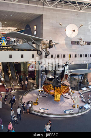 Lindbergh's Spirit of Saint Louis est suspendu au-dessus d'un module lunaire, qui a atterri sur la lune les hommes dans le programme Apollo, Nat. Air & Space Museum, Washington, DC. Banque D'Images