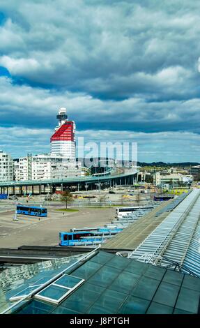 GOTHENBURG, Suède - mai 2017 : Toit en verre et à la Station de Bus Les bus bleus - Nils Ericson Terminal en Göteborg, Suède. Banque D'Images