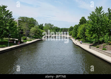 NAPERVILLE, ILLINOIS - le 26 mai 2017 : le long de la promenade de la Direction générale de l'ouest par la rivière DuPage Naperville, Illinois. Banque D'Images