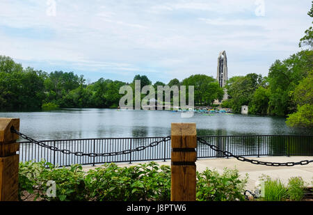 NAPERVILLE, ILLINOIS - le 26 mai 2017 : Pédalo adjacent à la carrière de Naperville Riverwalk. Le Moser Tower and Millennium Carillon s'élève dans le dis Banque D'Images