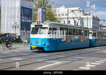 GOTHENBURG, Suède - mai 2017 : Bleu vieux train électrique fonctionnant à Göteborg, Suède. Banque D'Images