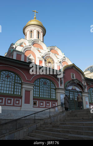 Moscou : la Cathédrale de Kazan, la cathédrale de Notre-Dame de Kazan, une église orthodoxe russe, détruit en 1936, en 1993, dans reconsecrated la Place Rouge Banque D'Images