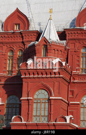 Moscou, Russie : détails architecturaux de l'État Historical Museum, situé dans un bâtiment emblématique rouge 19e siècle Banque D'Images