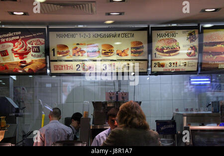 McDonalds Fast Food dans une station de métro de Sofia Banque D'Images