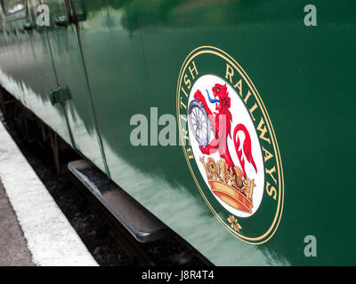 Logo des chemins de fer britanniques des années 1950 sur le côté du train de travail conservé chariot Banque D'Images