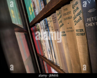 PETER CHEYNEY collection complète de ses livres en bibliothèque accueil - British Crime fiction 1896-1951 Banque D'Images