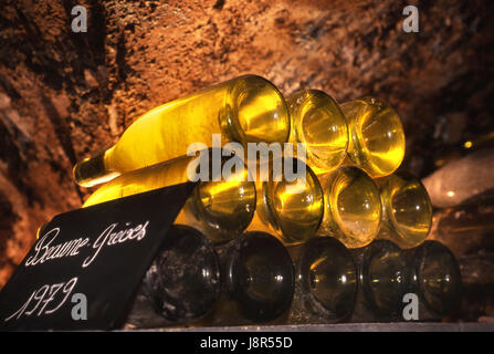 Beaune-grèves 1979 les bouteilles de Beaune-grèves sont empilées avec une plaque de marquage au tableau noir qui mûrit dans les caves de Louis Jadot. Beaune, Côte d'Or, France. Banque D'Images