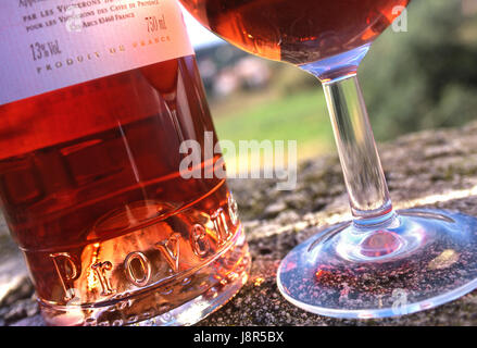 Fermer la vue sur 'Provence' allégement en relief sur la bouteille et l'étiquette de vin verre de Côtes de Provence, France. Banque D'Images