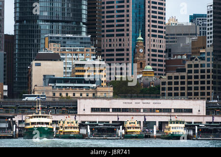 Un ferry en croisières Sydney Circular Quay. Sydney, Nouvelle-Galles du Sud, Australie. Banque D'Images