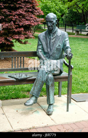 Statue de Jan Karski (1914-2000) sur le campus de l'Université de Georgetown, Georgetown, Washington DC, USA Banque D'Images