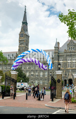 Ballons à o l'entrée de la rue de l'Université de Georgetown, Georgetown, Washington, DC, USA Banque D'Images