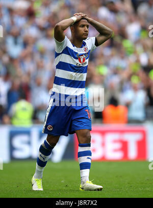 La lecture Liam Moore réagit après manquant dans la fusillade au cours de la Sky Bet Championship final play-off au stade de Wembley, Londres. Banque D'Images