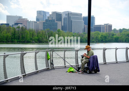 Pêcheur de l'autre côté de la rivière Potomac Georgetown de Rosslyn, Arlington, Virginia, USA Banque D'Images