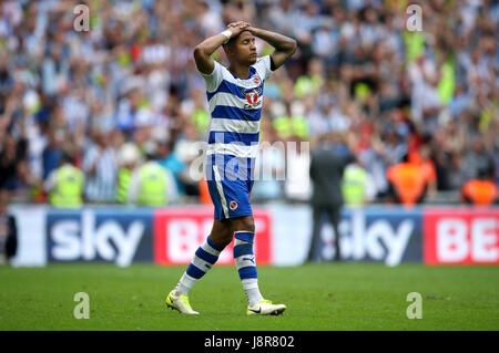 La lecture Liam Moore réagit après manquant dans la fusillade au cours de la Sky Bet Championship final play-off au stade de Wembley, Londres. Banque D'Images