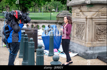 Fox News reporter après la radiodiffusion pour la Science Mars rassemblement le jour de la Terre, Washington DC, USA, le 22 avril 2017. Banque D'Images