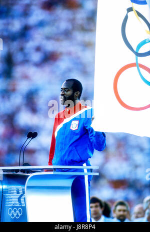 Edwin Moses (USA) prête le serment des athlètes lors des cérémonies d'ouverture des Jeux Olympiques d'été de 1984, Los Angeles, CA Banque D'Images