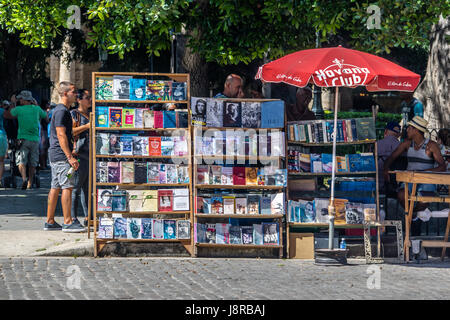 Stands de livres d'occasion au marché aux puces sur la Plaza de Armas - La Havane, Cuba Banque D'Images