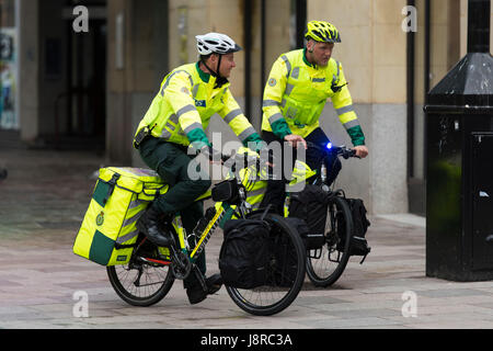 Les premiers intervenants sur les bicyclettes Ambulance à Cardiff, Pays de Galles, Royaume-Uni. Banque D'Images