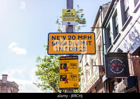 Sign in Waring Street, Belfast attention de nouvelles limites de vitesse de 20 MPH Banque D'Images