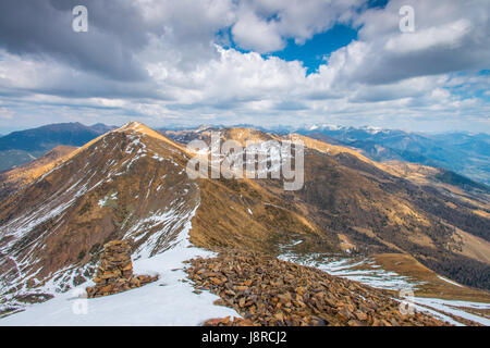 Vue du sommet du haut du mont Fravort, Alpes italiennes, à la Valsugana vers la montagne enneigée et autres tops. Banque D'Images