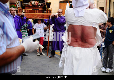 La procession de 'Picaos' pendant la croix de septembre. Les Picaos sont une pénitence de la religion chrétienne, réalisée uniquement dans la ville de San Vicent Banque D'Images