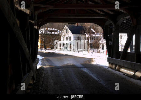 Regardant par theGreat Eddy pont couvert, aussi appelé le pont couvert de Big Eddy ou pont couvert, Waitsfrield Waitsfield, Vermont, Etats-Unis Banque D'Images