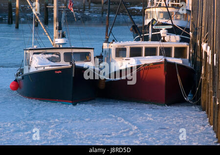Bateaux de pêche dans la glace gelée à Rock Harbor, Orleans, Massachusetts sur Cape Cod. - USA Banque D'Images