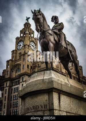 Une statue d'Edouard VII sur son cheval à l'extérieur du bâtiment du foie à Liverpool waterfront Banque D'Images