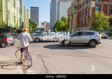 Montréal, CA - 27 mai 2017 : la circulation sur la rue Sherbrooke sur une journée ensoleillée Banque D'Images