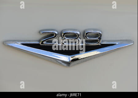 289 pouces cubes V8 sur le logo de l'aile de Ford Mustang voiture de sport. Banque D'Images