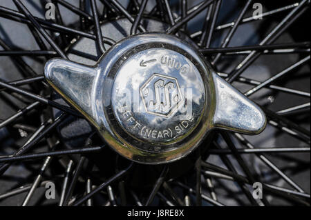 Roue et moyeu de fil sur une Jaguar SS 100 Voiture de sport. Banque D'Images