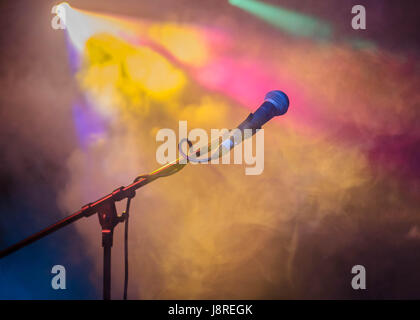 Sur scène microphone multi couleur rétroéclairé Banque D'Images