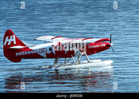 Harbour Air Seaplanes hydravion Turbo Otter dans le Canada 150 livrée, au départ de vol Vancouver Harbour Centre, British Columbia, Canada. Banque D'Images