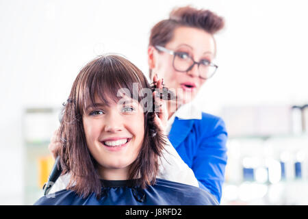 Séchez les cheveux coiffure Femme en boutique Banque D'Images