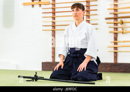 Femme à l'Aïkido arts martiaux avec épée Banque D'Images