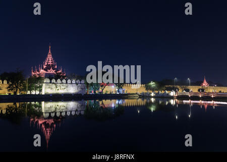 Le mur de la Citadelle-d'allumé, bastion et pyatthat (spire) et moat au royal palais de Mandalay à Mandalay, Myanmar (Birmanie) la nuit. Copier l'espace. Banque D'Images