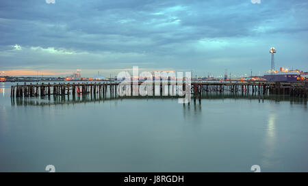 Southampton Water et Royal Pier Banque D'Images