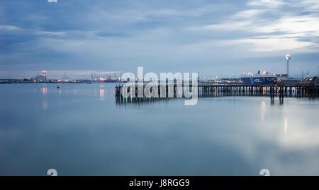 Southampton Water et Royal Pier Banque D'Images