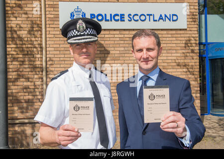 Photo: Michael Matheson avec l'assistant Cheyf Constable Mark Williams Un nouveau code de pratique pour police Scotland Banque D'Images