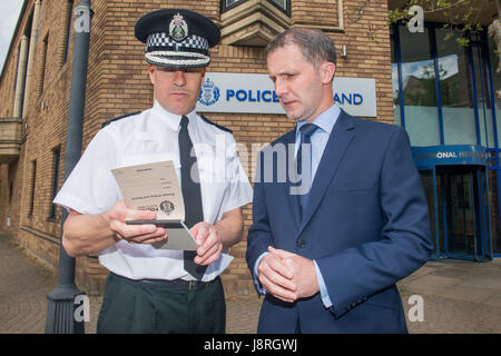 Photo: Michael Matheson avec l'assistant Cheyf Constable Mark Williams Un nouveau code de pratique pour police Scotland Banque D'Images