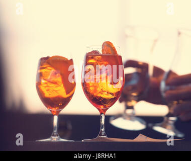 Deux verres de cocktail spritz au coucher du soleil. Banque D'Images