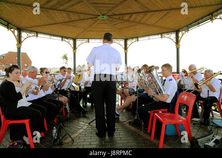 Brass Band de l'Armée du salut, Kiosque, Hunstanton, Norfolk, littoral, divertissement, musique, England, UK Banque D'Images