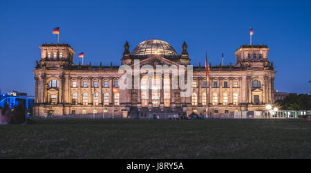 Berlin, Allemagne - le 27 mai 2017 : Le bâtiment du Reichstag, siège du Parlement allemand (Deutscher Bundestag), dans la nuit à Berlin, Allemagne. Banque D'Images