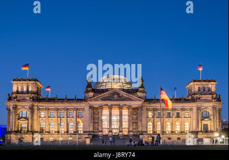 Berlin, Allemagne - le 27 mai 2017 : Le bâtiment du Reichstag, siège du Parlement allemand (Deutscher Bundestag), dans la nuit à Berlin, Allemagne. Banque D'Images