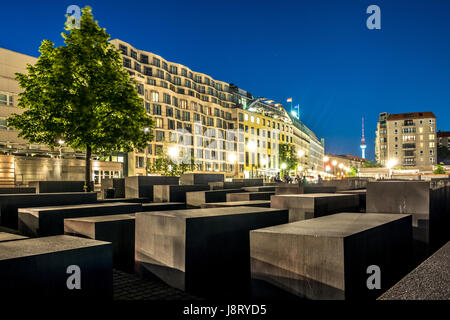 Berlin, Allemagne - le 27 mai 2017 : Le Mémorial des Juifs assassinés en Europe aussi connu comme le mémorial de l'Holocauste à Berlin dans la nuit. Banque D'Images