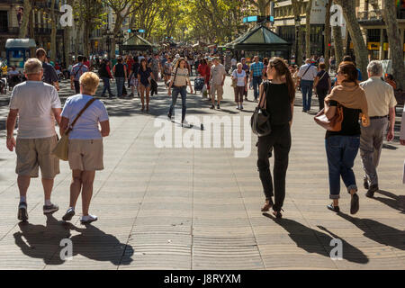 Promenade dans le célèbre promenade de La Rambla est pour beaucoup un doit faire l'activité touristique. Banque D'Images