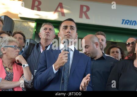 Pozzuoli, Italie. 29 mai, 2017. Luigi Di Maio, pendant sa campagne électorale en faveur de candidat maire Antonio Caso de la 'Movimento 5 Stelle' Credit : Paola Visone/Pacific Press/Alamy Live News Banque D'Images